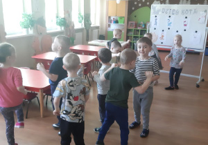 Dzieci tańczą przy piosenkach z pepertuaru dziecięcego.